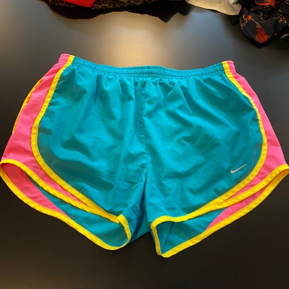 Nike shorts lightly worn size medium - Picture 1 of 3